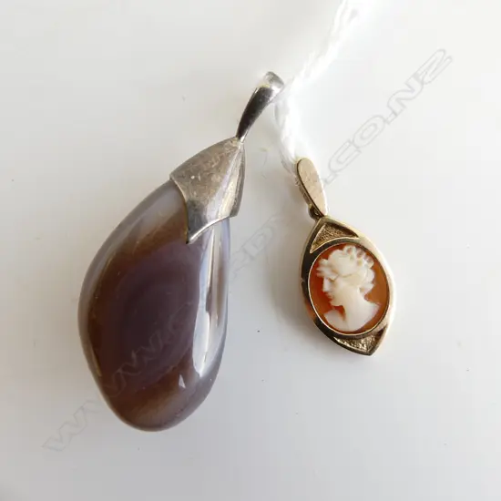 9CT GOLD FRAMED CAMEO PENDANT 1.55gms + AGATE PENDANT