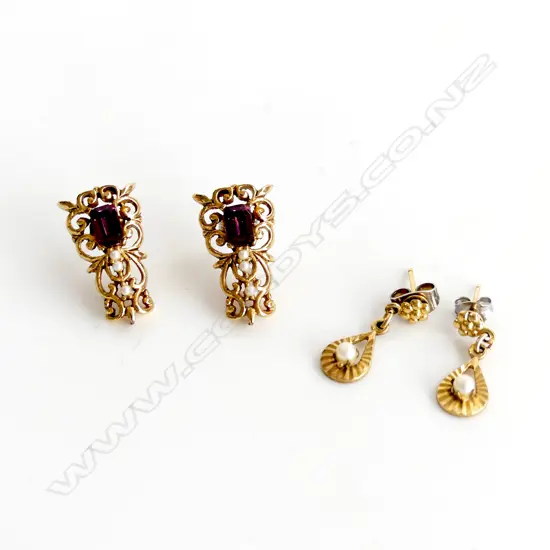 2 PRS GOLD TONE COSTUME EARRINGS