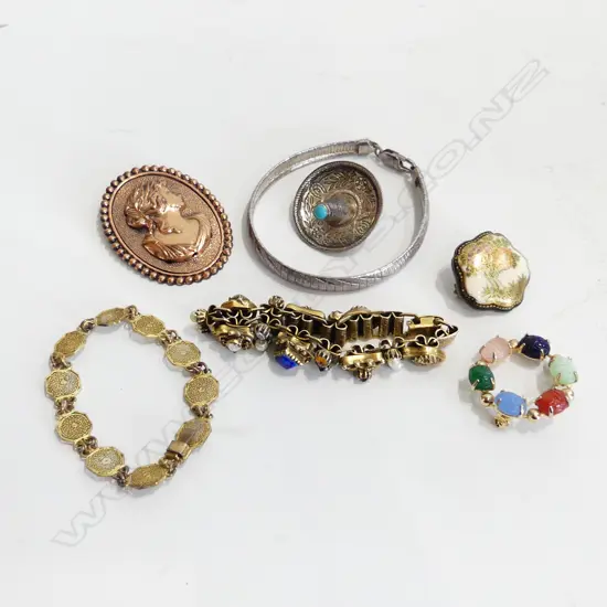 VINTAGE JEWELLERY INCL 3 BRACELETS & 4 BROOCHES INCL GEMSTONES, ENAMEL ETC..