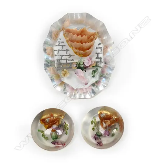 VINTAGE PLASTIC BROOCH & CLIP EARRINGS SET