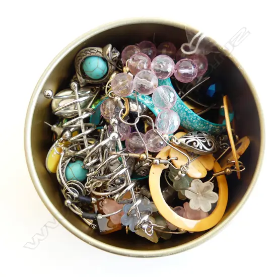 TIN ASST COSTUME JEWELLERY EARRINGS 