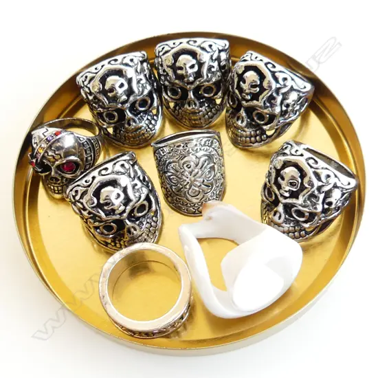 TIN 9 ASST LG COSTUME JEWELLERY RINGS (FOR RESALE)