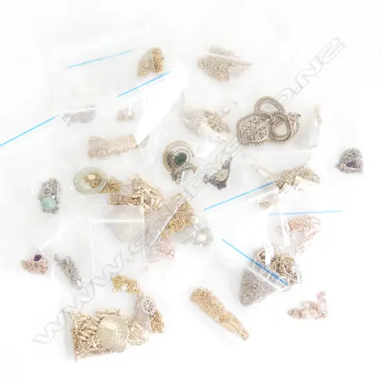BAG 30 ASST GOLD TONE COSTUME JEWELLERY NECKLACES & PENDANTS, EACH INDIVIDUALLY BAGGED, AS NEW FOR RESALE