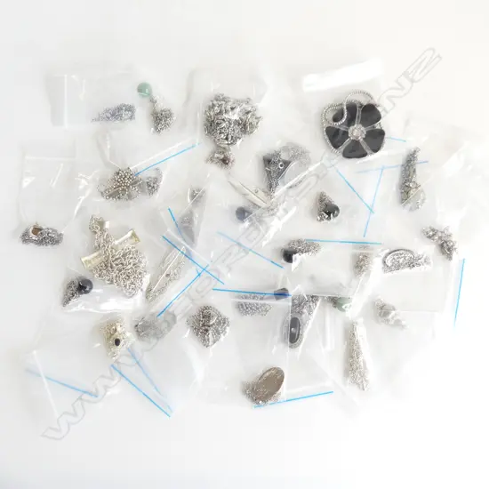 BAG 31 ASST SILVER TONE COSTUME JEWELLERY NECKLACES & PENDANTS, EACH INDIVIDUALLY BAGGED, AS NEW FOR RESALE