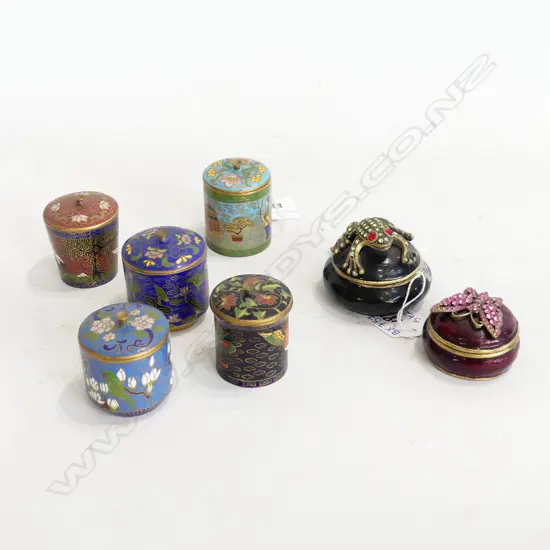 5 SM LIDDED CLOISONNE POTS (H. 45mm) + 2 ENAMELLED LIDDED BOXES - 1 PINK ENCRUSTED BUTTERFLY & 1 W GREEN ENCRUSTED FROG