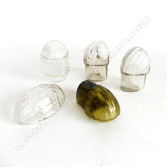 5 ANTIQUE GLASS BIRD FEEDERS (2 PAIRS & ONE GREEN) L. 75MM