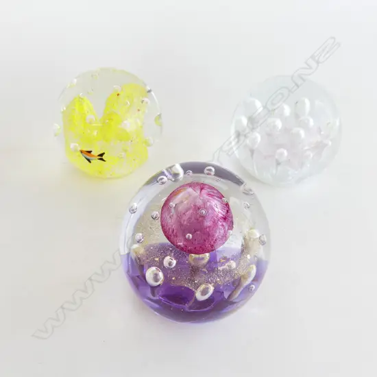 3 ART GLASS PAPERWEIGHTS H.90mm