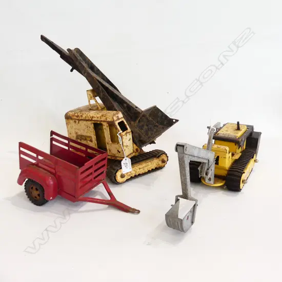 TONKA TIN TOY BULLDOZER L470MM  QUARRY SHOVEL L380MM & FARM TRAILER L260MM