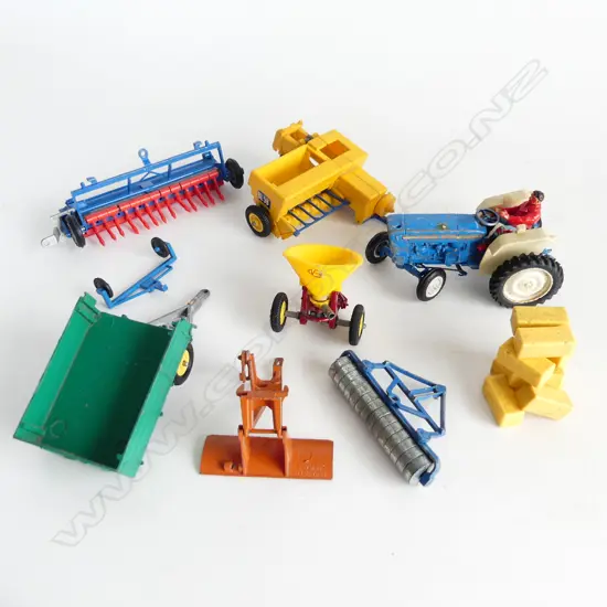 VINTAGE TOY TIN PLATE UTE (L. 345mm) + CONTAINER SM FARM IMPLEMENT TOYS