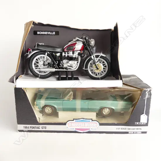 BOXED DIE CAST AMERICAN MUSCLE 1964 PONTIAC L520MM & MODEL TRIUMPH BONNEVILLEL360MM