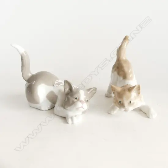 TWO LLADRO PORCELAIN CATS L. 110mm