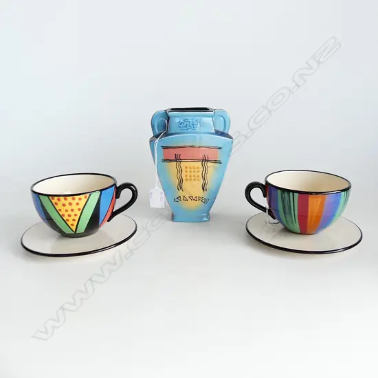 2 LG COLOURFUL CATHERINE ANSELMI CUPS (DIA 120mm) & SAUCERS + BRENDAN ADAMS GRECIAN STYLE VASE (H. 185mm)