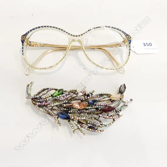 COSTUME BROOCH L.115mm + PR NINA RICCI GLASSES (NO LENSES) + EP POT & SPOON