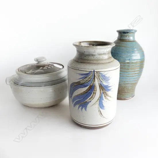 NZ STUDIO POTTERY -  A LIDDED CASSEROLE WITH TWO POTTERY VASES  DIA 230MM