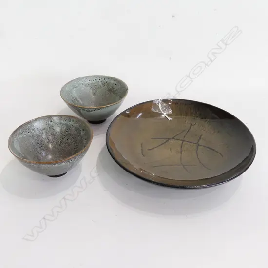 3 POTTERY BOWLS; 2 PAIR (DIA 122mm) & 1 SIGNED (DIA 125mm)