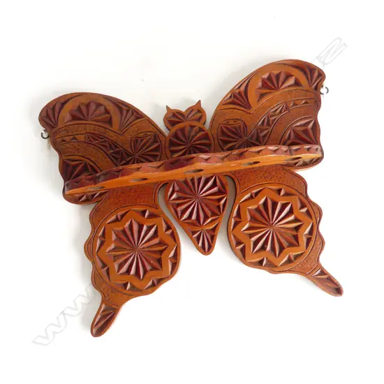 COLONIAL NZ KAURI BUTTERFLY CARVED PIPE STAND L. 290mm