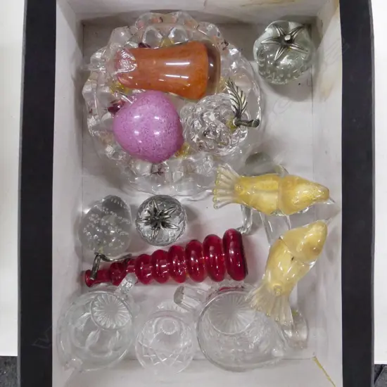 BOX VINTAGE GLASS INCL FRUIT, BIRDS ETC..