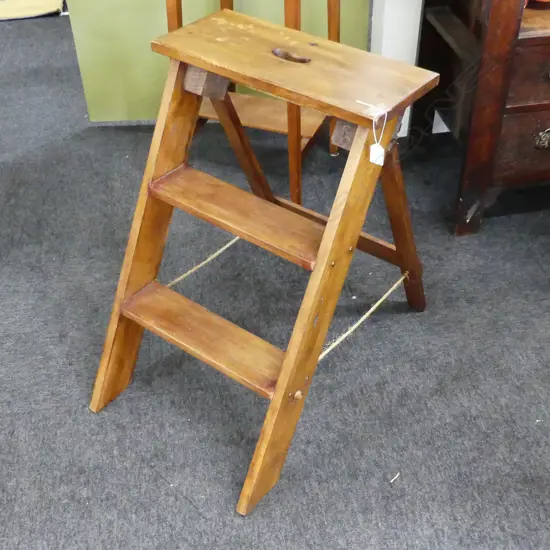 WOODEN STEP LADDER H.680mm