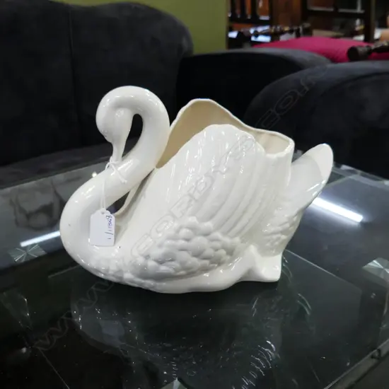 CROWN LYNN STYLE WHITE SWAN - FAULTED L.300mm. No visible fault to naked eye; but has 'dead ring' to it
