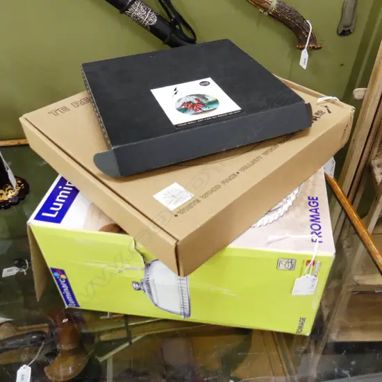 3 PCES, TE REO WOODEN CLOCK 300mm dia + DEBBIE MORGAN KAKA BEAK PRINT ARTWORK 210mm dia, CAKE DOME & PLATE all boxed