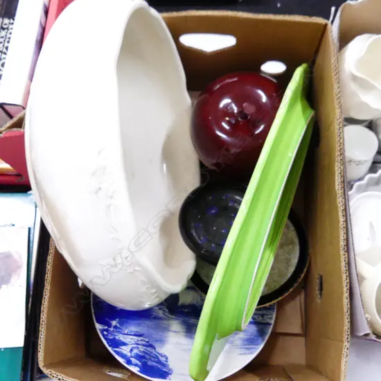 BOX LOT ASST. CERAMICS; GREEN OVAL RACHEL CARLEY DISH 270x540mm, LG WASH BASIN ETC