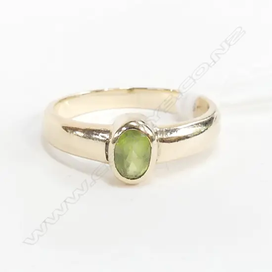 9CT & PERIDOT RING rubover mount 3.75gms