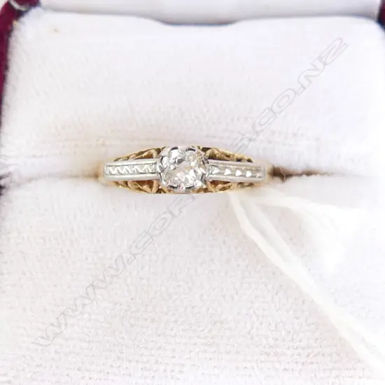 18CT & PLATINUM DIAMOND SOLITAIRE RING 2.1 GRAMS