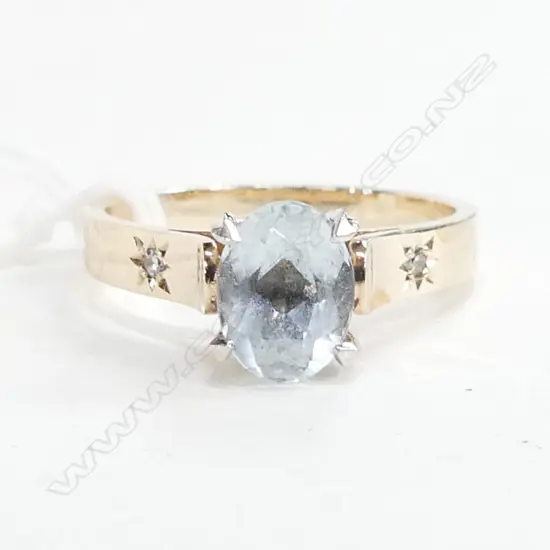9ct GOLD AQUAMARINE RING small shoulder diamonds 3.38gms