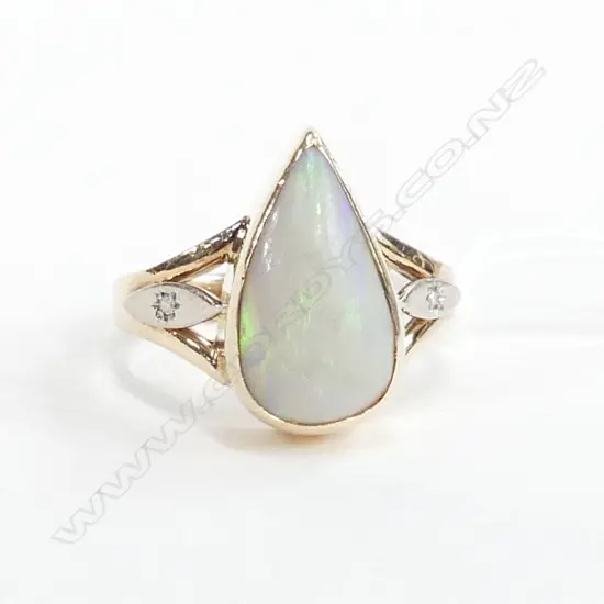 VINTAGE 9CT GOLD & tear drop OPAL RETRO RING 5.25gms