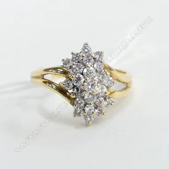 18CT GOLD DIAMOND CLUSTER RING, 3.11gms