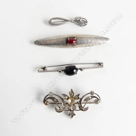 4 VINTAGE SILVER BROOCHES 19 GRAMS