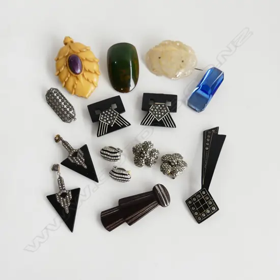 ASST. DECO COSTUME JEWELLERY; BROOCHES ETC