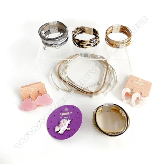 FIVE BRACELETS/BROOCH/2 PAIRS OF EARRINGS