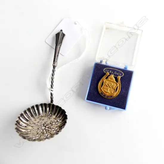 10ct HORSE SHOE PIN 4gms + silver caddy / strainer spoon