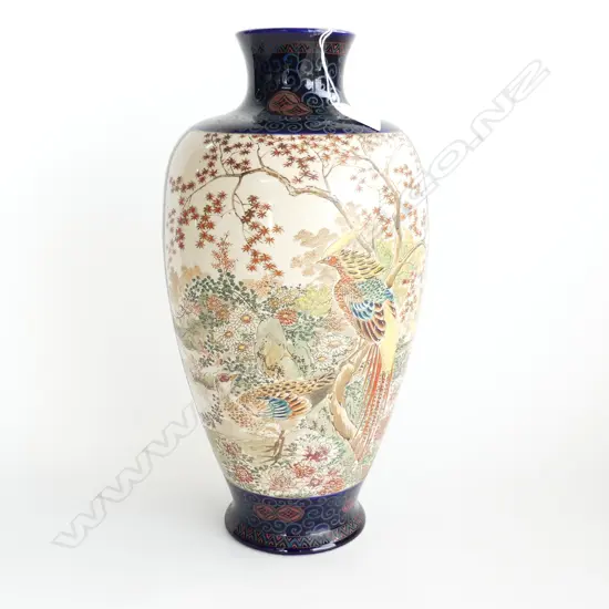 LG VINTAGE ORIENTAL VASE DECORATED WITH TRADITIONAL SCENES & BIRDS, H. 410mm