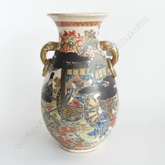 LG VINTAGE ORIENTAL VASE DECORATED WITH TRADITIONAL SCENES H. 320mm