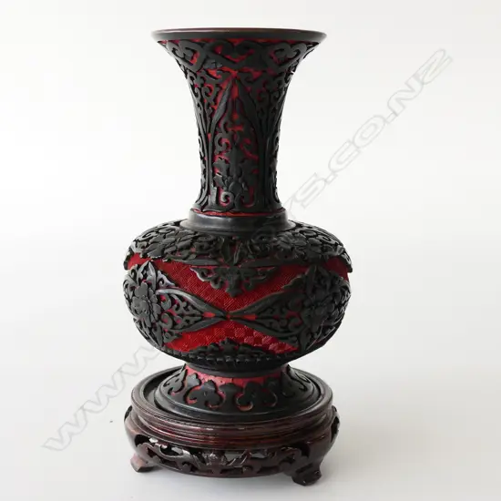 BLACK AND RED CINNABAR VASE AND STAND. HEIGHT WITHOUT STAND 20CM