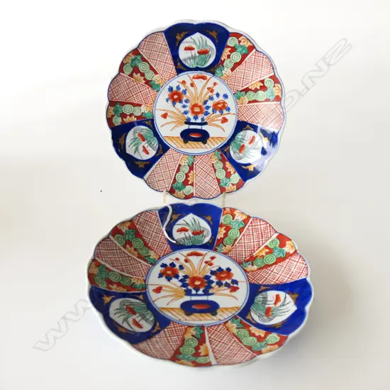 PAIR OF JAPANESE IMARI PLATES 22CM .DIAMETER
