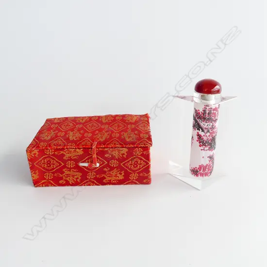 LARGE BOXED CHINESE INTERNAL PAINTED 3 SIDED SNUFF BOTTLE WITH BOX.