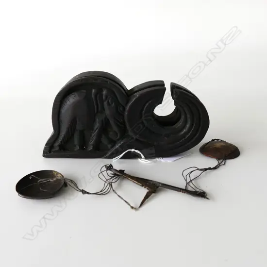 GOLD SCALES IN CARVED WOODEN CASE.