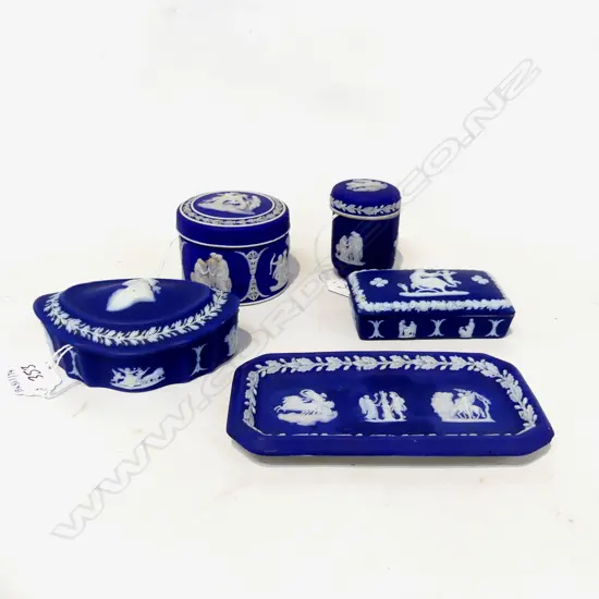 4 BLUE WEDGWOOD LIDDED BOXES & PIN TRAY L150MM