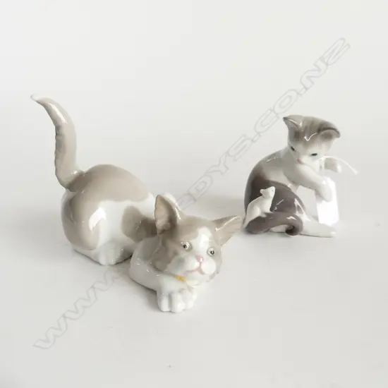 TWO LLADRO KITTENS ONE WITH MOUSE L. 110mm