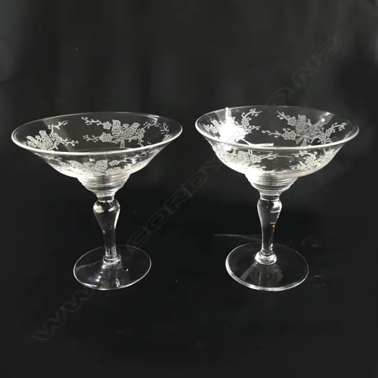 2 STUART CRYSTAL COMPORTS WITH ETCHED BIRD DECORATION H. 170mm, 175mm