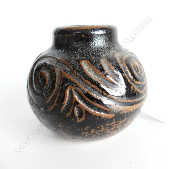 DOREEN BLUMHARDT OVOID VASE WITH KORU DECORATION .H 95mm