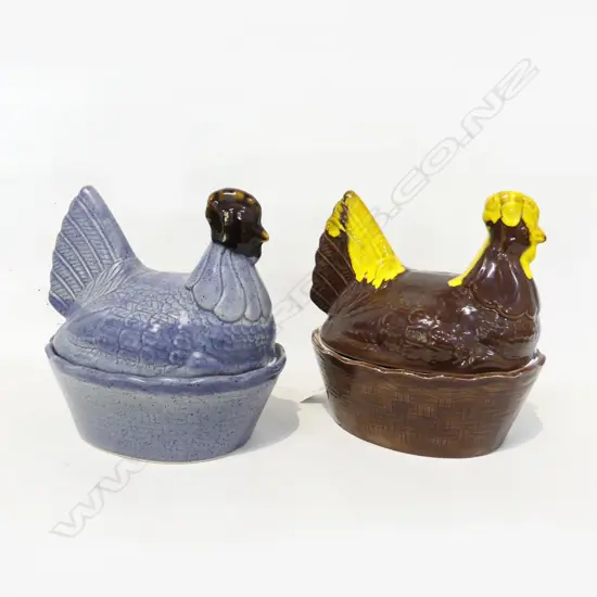 2 CHICKEN LIDDED DISHES, 1 BROWN GLAZE, 1 BLUE GLAZE L. 230mm