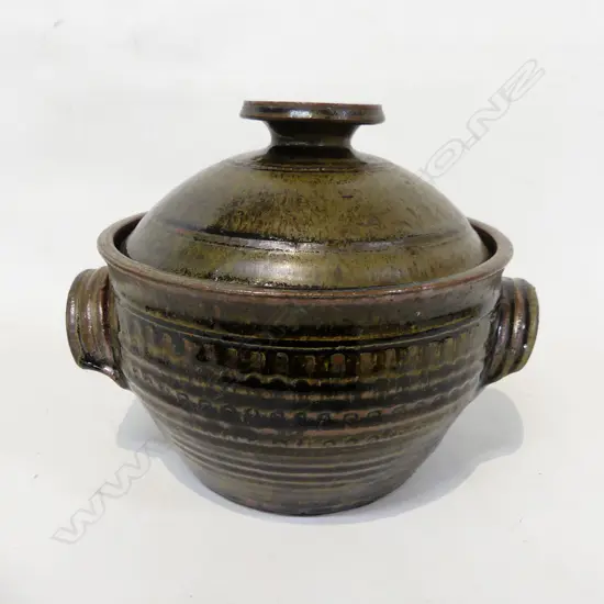 CARRICK OLIVER STUDIO POTTERY LIDDED CASSEROLE 195mm dia