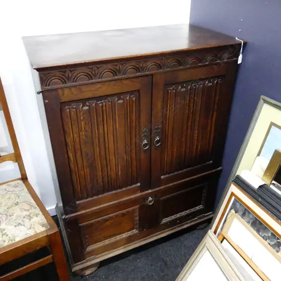 OAK CABINET w. LINEN FOLD PANEL DOORS 830x465x1070mm