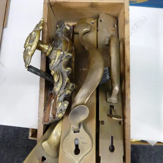 BOX LOT DOOR HANDLES; BRASS ETC