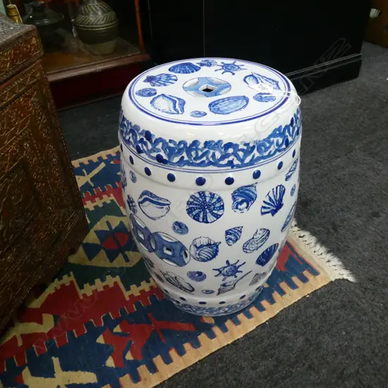 B/W ORIENTAL GARDEN STOOL w. SEASHELL DESIGN H.450mm