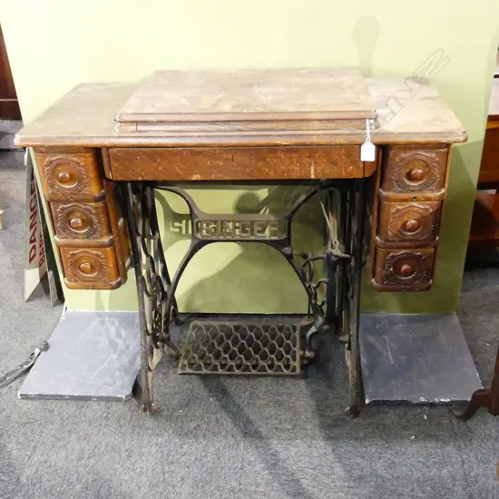 VINTAGE OAK SINGER TREADLE SEWING MACHINE (AF)